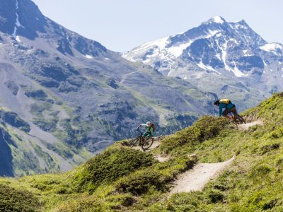 Mountainbiker auf dem Corviglia Flow Trail in Engadin St. Moritz ENGADIN ST. MORITZ - Mountainbiker auf dem Corviglia Flow Trail mit Blick auf den Piz Corvatsch (3'451 m). Mountain biker on the Corviglia Flow Trail, with views of Piz Corvatsch (3451 m). Mountain biker sul flow trail Corviglia con vista sul Piz Corvatsch (3'451 m). Copyright by: ENGADIN St. Moritz By-line: swiss-image.ch/ Markus Greber