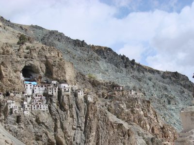 grosse-himalaya-überquerung-zanskar-kloster-phugtal-mountainbikereisen