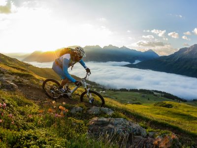 ENGADIN ST. MORITZ - Mountainbiker bei Sonnenaufgang auf dem Flow Trail auf der Corviglia.

ENGADIN ST. MORITZ -  Mountain biker on the Flow Trail on the Corviglia at sunrise.

ENGADIN ST. MORITZ - Biker all'alba, sul Flow-trail del Corviglia.

Copyright by: ENGADIN St. Moritz By-line: swiss-image.ch/Markus Greber