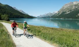 ENGADIN ST. MORITZ - Ein Paerchen auf dem E-Bike geniesst die friedliche Stimmung entlang des Silvaplanersees auf dem Innradweg, im Hintergrund der Piz Salacina (2599m) und der Piz Lunghin (2780m). 

A couple on electric bikes enjoy the peaceful ambience along Lake Silvaplana on the Inn cycle path; in the background, the Piz Salacina (2,599m) and the Piz Lunghin (2,780m).

Una coppia in elettrobike assapora le atmosfere rilassate del lago di Silvaplana sulla pista ciclabile lungo l'Inn; sullo sfondo, il Piz Salacina (2599m) e il  Piz Lunghin (2780m).


Copyright by: ENGADIN St. Moritz By-line: swiss-image.ch/Romano Salis