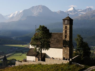 ENGADIN ST. MORITZ - Blick auf die hoch ueber Samedan gelegene reformierte Kirche San Peter. Im Hintergrund das Dorf Celerina und der schneebedeckte Piz Morteratsch.

View of the Protestant church San Peter of Samedan which is located high above the village. In the background the village of Celerina and the snow-covered Piz Morteratsch.

Vista sulla chiesa protestante di San Peter che è situata in alto sopra il paese di Samedan. Sullo sfondo il paese di Celerina e il Piz Morteratsch coperto di neve.

Copyright by ENGADIN St. Moritz     By-line:swiss-image.ch/Robert Boesch